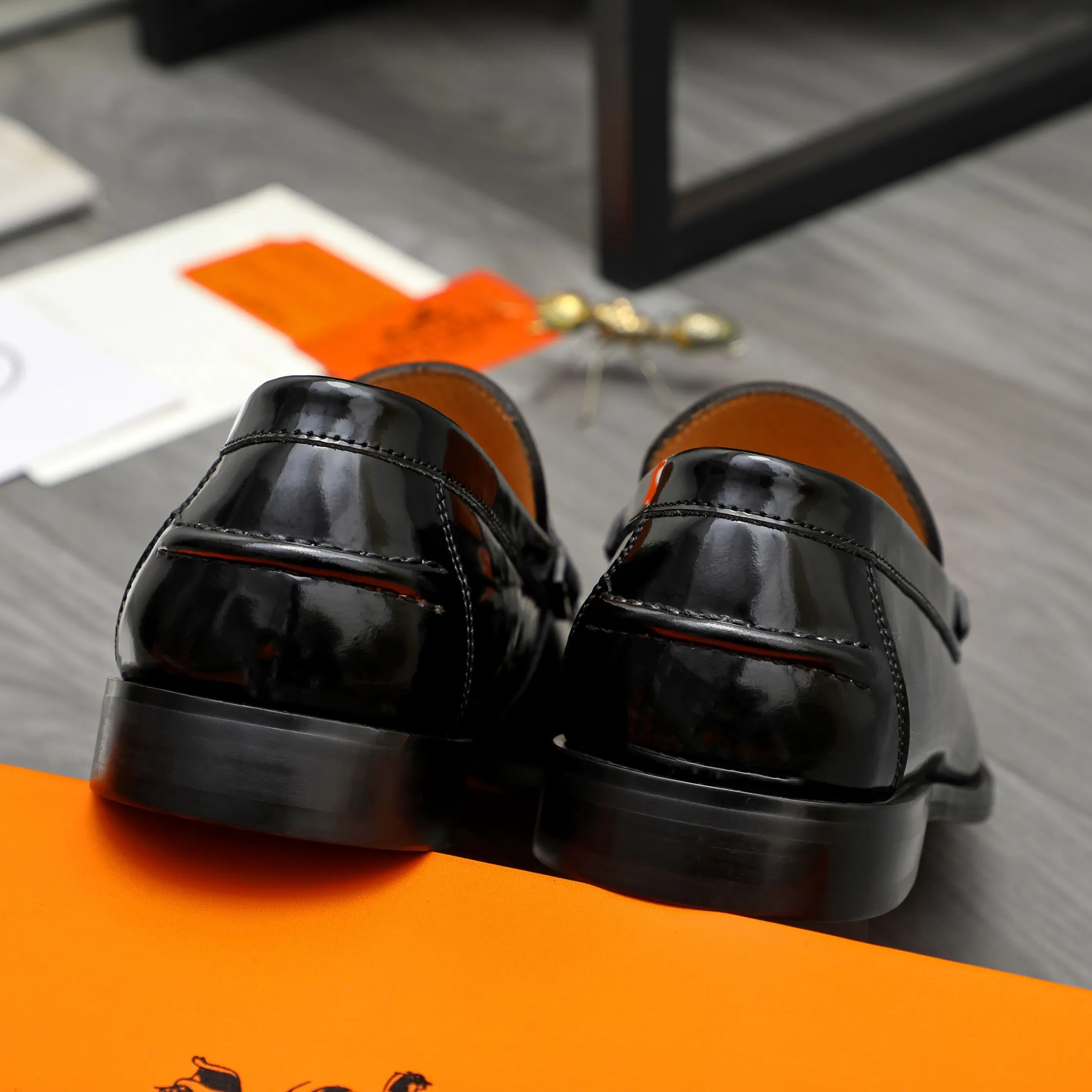 Men's shoes 💰p540 Product trademark: HERMES "Hermès" business slip-on leather shoes. Regular size: 38-46 (38.45.46 is custom-made and non-returnable) Product material: Selected pebbled cowhide stitched with pearlescent cowhide upper, cowhide lining, original rubber outsole